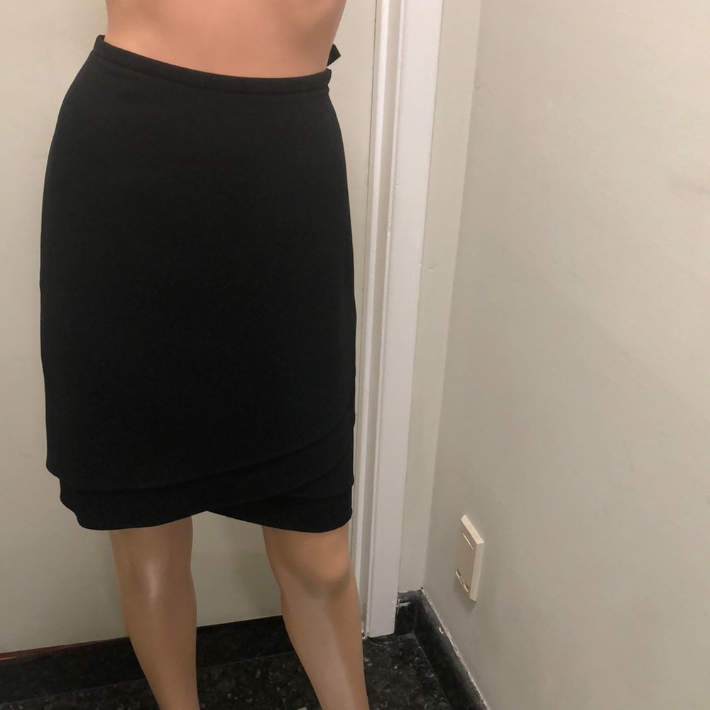 Ann Taylor skirt in black 20 inches length beautiful design on the bottom.
